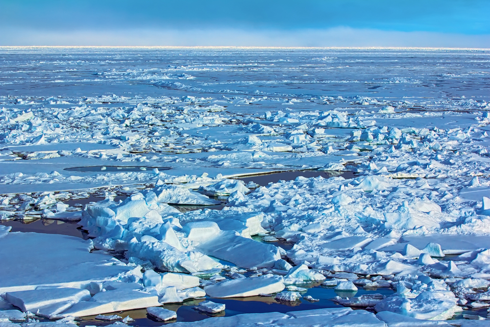 Мистериозни дупки се появиха в арктическия лед (СНИМКИ)