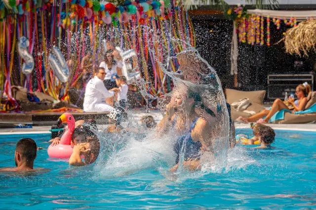 Споделени мигове и отборен дух: Amusnet означи лятното празненство в хавайски жанр с над 500 участници