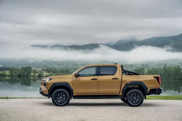 Тествахме новата Toyota Hilux на брутално офроуд трасе. Вижте и колко струва у нас
