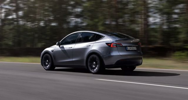 Главният дизайнер на Tesla зарадва феновете на марката