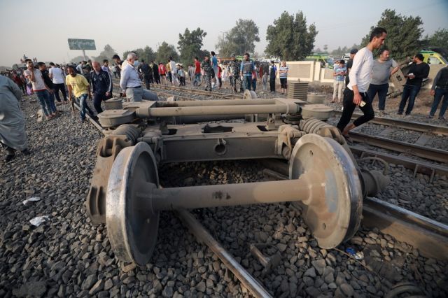 Ранени близо 100 души при влакова катастрофа (СНИМКИ)