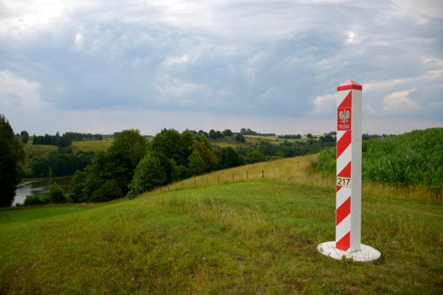 Полша се пази от руски анклав с ограда от бодлива тел