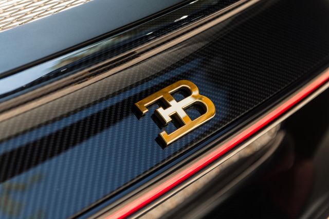 Знаете ли колко време отнема позлатяването на решетката на Bugatti?