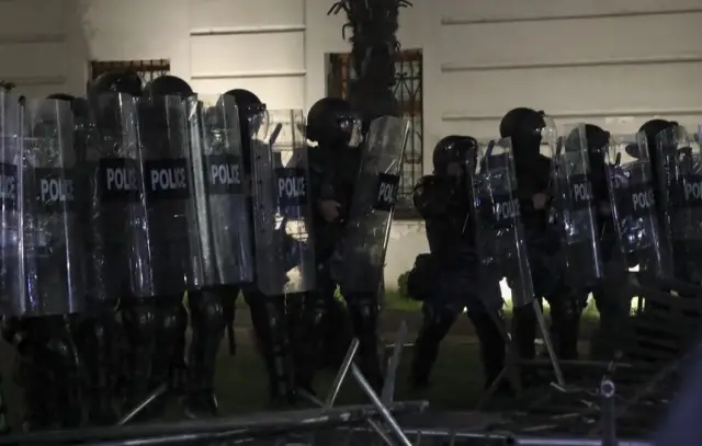 14 служители на реда са ранени вследствие на безредиците в Тбилиси, а един е с заплаха за живота (НА ЖИВО)