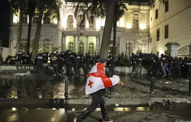 14 служители на реда са ранени вследствие на безредиците в Тбилиси, а един е с заплаха за живота (НА ЖИВО)