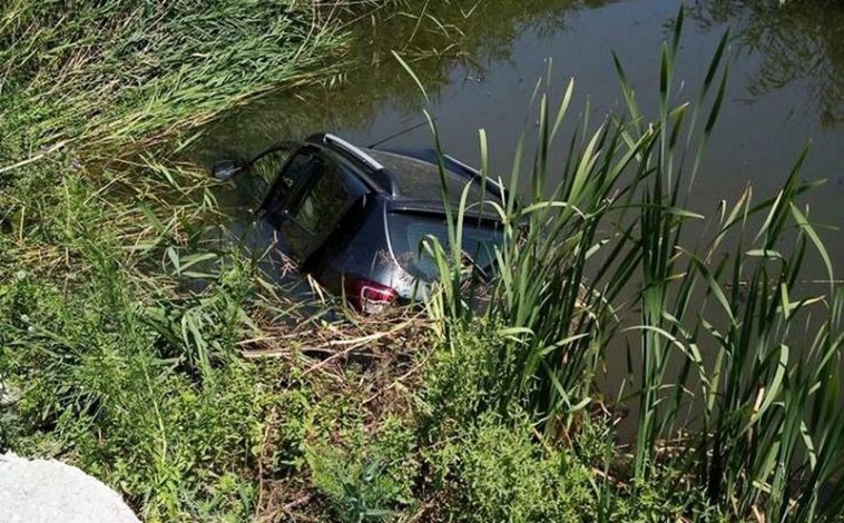Румънци потопиха автомобила си в блатото край "Болата"