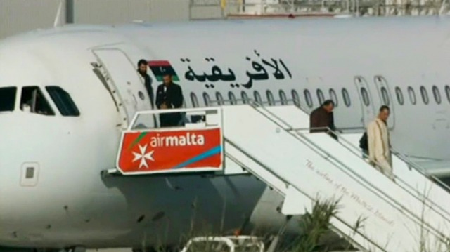 Похитителите на либийския самолет се предадоха (ВИДЕО)