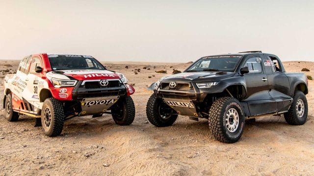 Toyota показа бруталния пикап с който ще се състезава на „Дакар“ (ВИДЕО)