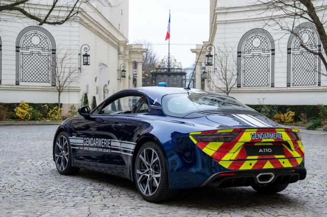 Френската полиция вече се радва на новите си спортни автомобили