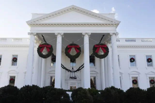 Белият дом беше украсен за Коледа от 300 доброволци (СНИМКИ)