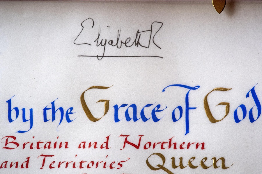 Елизабет II  даде благословията си на принц Хари с този документ (СНИМКИ)