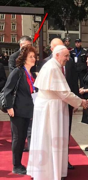 Коя е жената до папа Франциск по клин и спортни обувки?