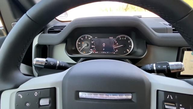  Чисто нов Defender се счупи преди да навърти и 300 км (ВИДЕО) 