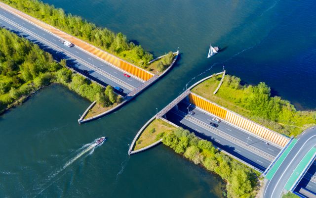 Необикновен мост в Нидерландия преобръща представите (СНИМКИ)