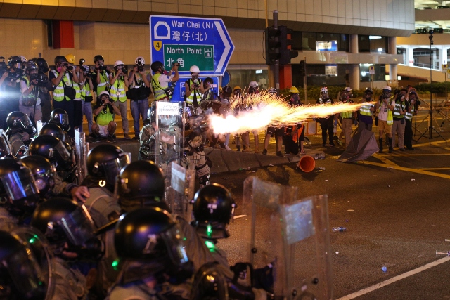 Сълзотворен газ и гумени куршуми в Хонконг