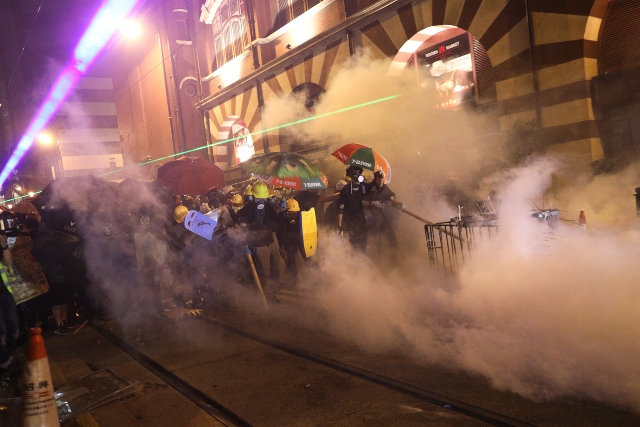 Сълзотворен газ и гумени куршуми в Хонконг