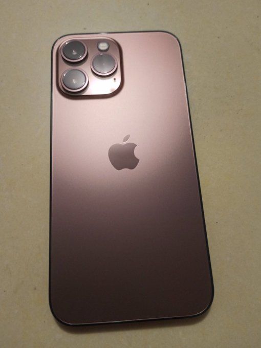  Снимка демонстрира по какъв начин ще наподобява iPhone 13 Pro Rose Gold 