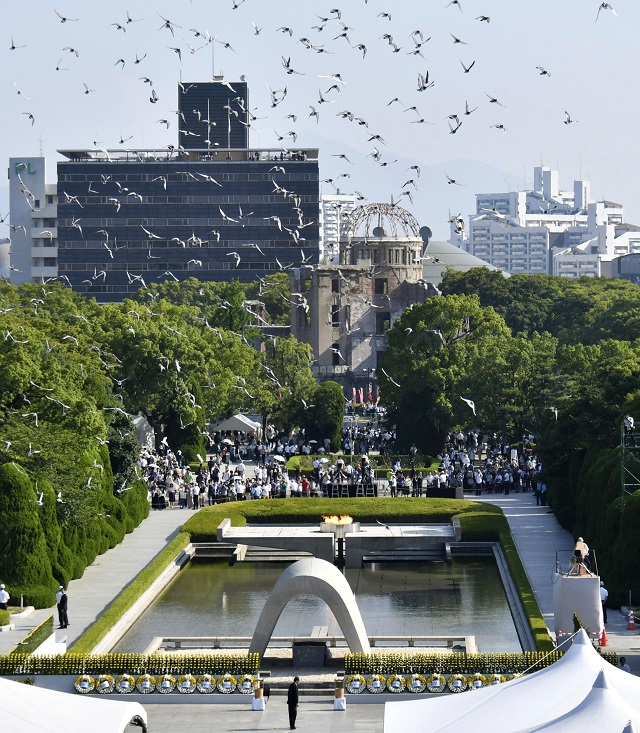 Япония почете жертвите на ядрения ад (СНИМКИ)