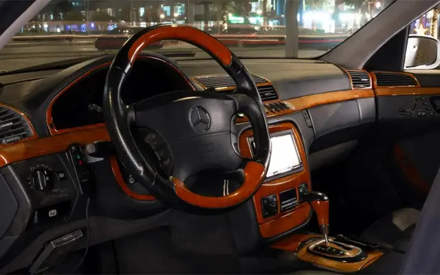 Продава се неповторим Mercedes-Benz W220: AMG с V12