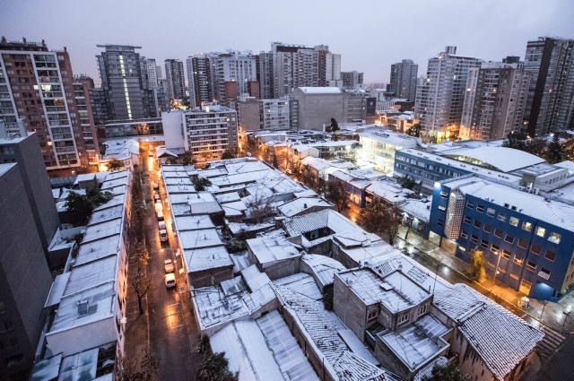 В чилийската столица заваля невиждан сняг