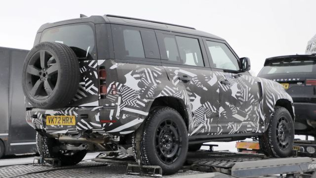 Land Rover се противопоставя на G63 4x4² с този Defender