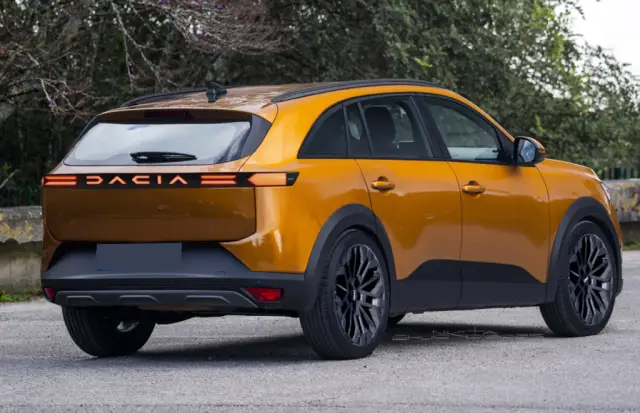 Първи поглед към новото комби на Dacia