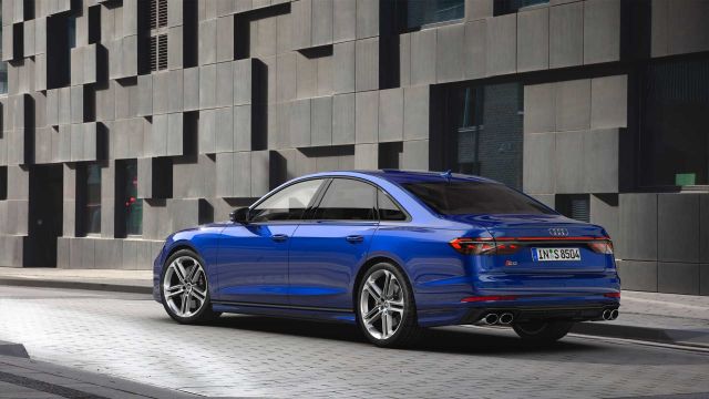 Audi S8 запази мощността си, но промени визията си