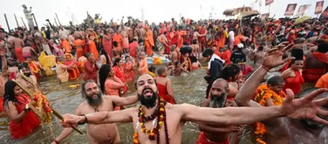 Голи монаси мажат с пенисите си поклонници с пепел в непалски храмове