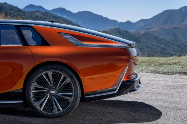 Cadillac провокира Rolls-Royce