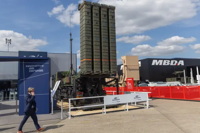 Франция и Израел преплетоха щпаги на най-голямото авиационно ревю (СНИМКИ)