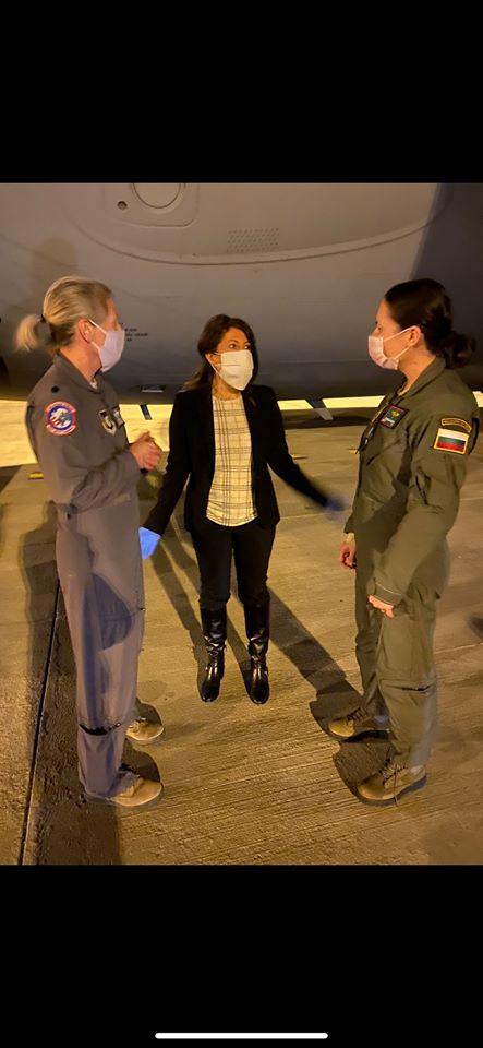Посолството на САЩ: Тези пилоти доставиха медицинските консумативи в София