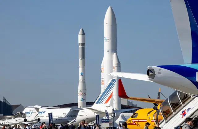 Франция и Израел преплетоха щпаги на най-голямото авиационно ревю (СНИМКИ)