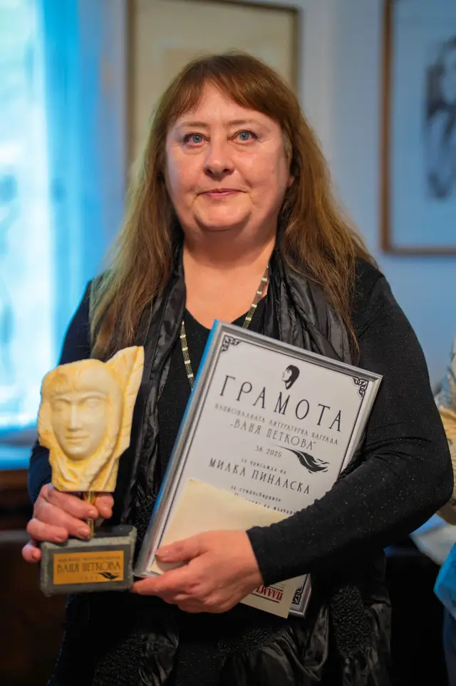 Стихотворение на Ваня Петкова изписаха на стената в читалището на с. Бяла Река