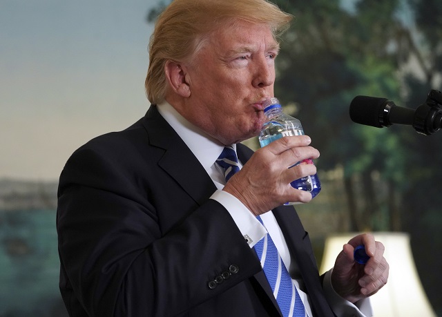 Тръмп: А, къде ми е водата? (ВИДЕО+СНИМКИ)