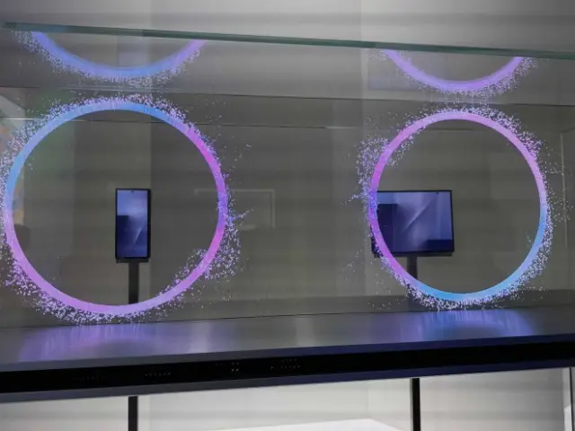 Samsung изненадващо сподели първия си тройносгъваем смартфон