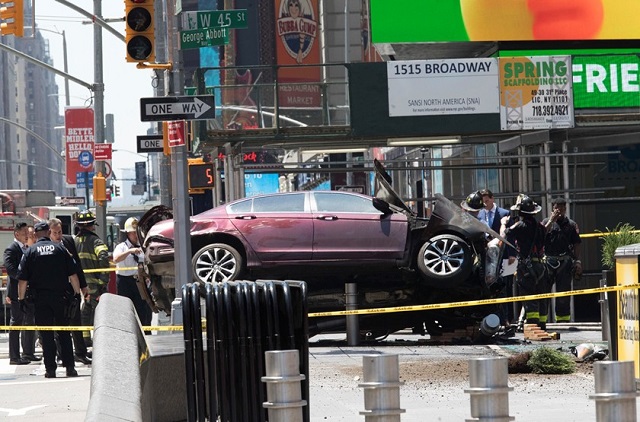Шофьор помля хора в центъра на Ню Йорк (ВИДЕО+СНИМКИ)