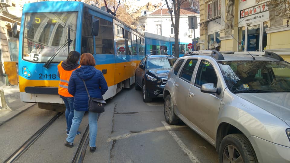 Нагло паркиране блокира трамвай в София (СНИМКИ)