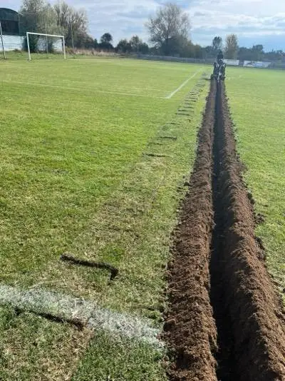  Отбор от четвърта дивизия постави поливна система на своя терен 