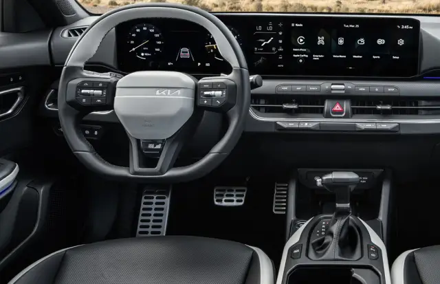 Наследникът на Kia Ceed вече е в България. Ясна е и цената му