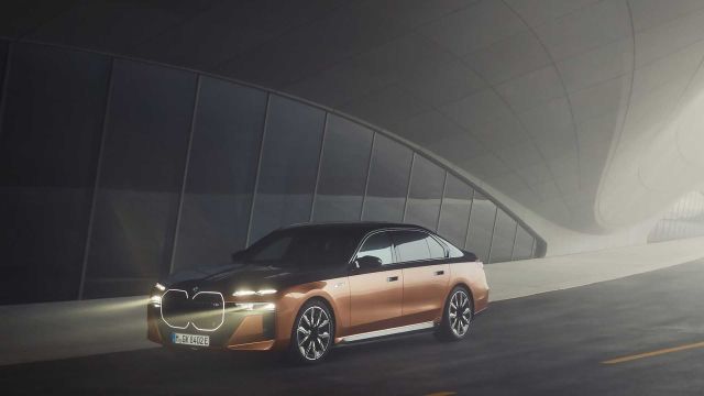 Това е най-мощното и най-луксозното електрическо BMW  