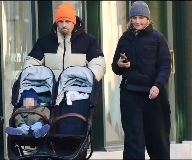 Далеч от холивудския блясък: Камерън Диас излезе на семейна разходка в Ню Йорк (СНИМКА) | ФАКТИ.БГ Далеч от холивудския блясък: Камерън Диас излезе на семейна разходка в Ню Йорк (СНИМКА)