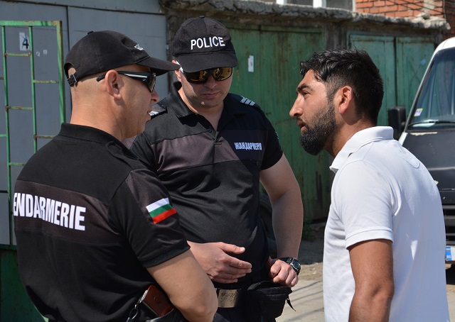 Жандармерия блокира ромски квартал в Хасково (СНИМКИ)