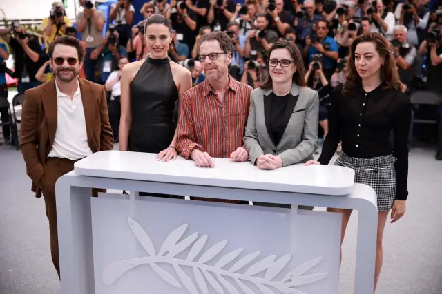 Обри Плаза с първа поява на червения килим в Кан след смъртта на съпруга си (СНИМКИ) | ФАКТИ.БГ Обри Плаза с първа поява на червения килим в Кан след смъртта на съпруга си (СНИМКИ)