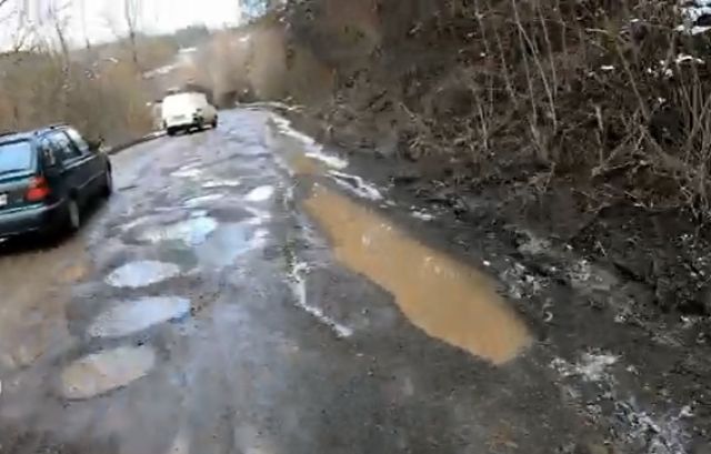  Сигнал към ФАКТИ: Ремонтират път след 40 години, асфалтът обаче се поставя върху сняг 