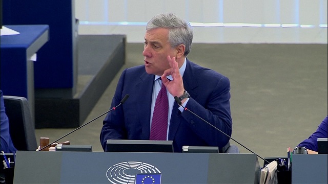 Юнкер се разкая за ругатните към евродепутатите (СНИМКИ)
