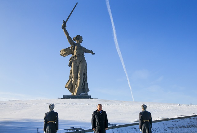 Русия почете героите от Сталинград (СНИМКИ)