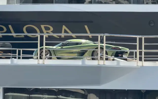 Върхът на лукса: Милиардери сложиха Koenigsegg Jesko върху яхта