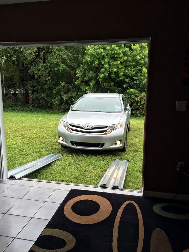 Американец скри BMW M3 от урагана Матю в хола си