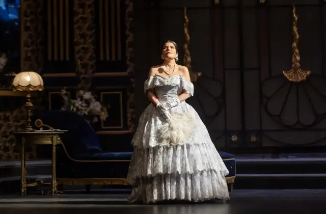  Коледа с безконечната „ Травиата “ 