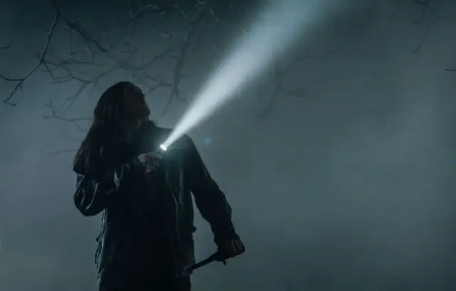 Странен непознат засилва мистерията във втория епизод на „Мамник“ | ФАКТИ.БГ Странен непознат засилва мистерията във втория епизод на „Мамник“